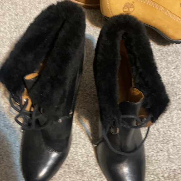 Coach Leather fur booties size 8 1/2 fits more like an 8 good condition. - Picture 10 of 11